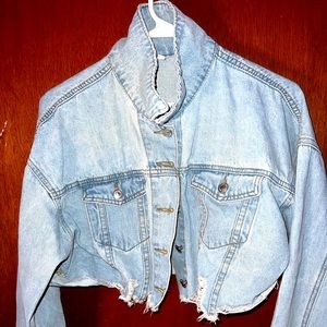 Cropped Jean Jacket! Only worn 1 time great condition, light wash. Brand: Shein